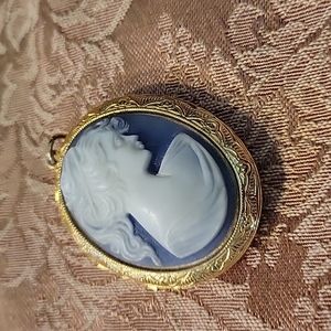 Beautiful cameo pendant.